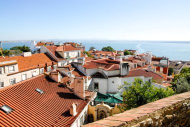 İstikamet manzarası, Lizbon şehir sınırı Castelo de S. Jorge Hill 'den izleniyor.