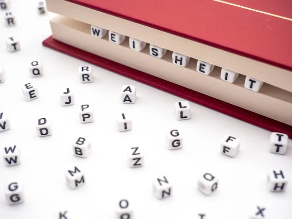 Espalhar Letras Sobre Branco Livro Com Trabalho Sabedoria Escrito Alemão — Fotografia de Stock