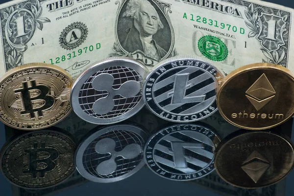 Bitcoin ethereum litekoin konsepti madeni paralar ve refleksyonlar yatırım risk kavramı ile siyah üzerine dolar