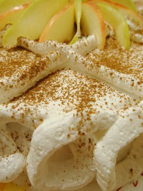 Bir şekilde dekore edilmiş elma pasta