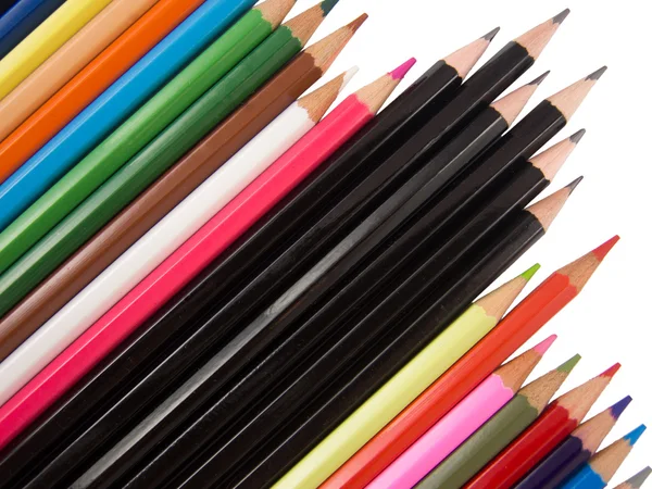 Crayons multiples et stylos noirs en diagonale — Photo