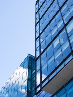 Mavi gökyüzü ve bulut yansıma