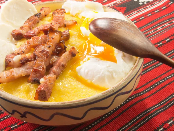 Polenta bulz kızarmış domuz pastırması peynir ve yumurta ile