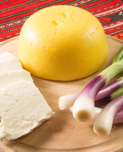 Полента сыр и свежий зеленый лук — стоковое фото