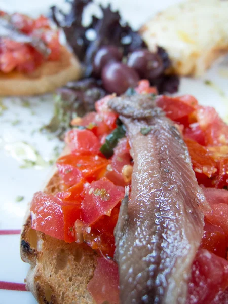 Bruschetta con tomate y anchoa — Foto de Stock