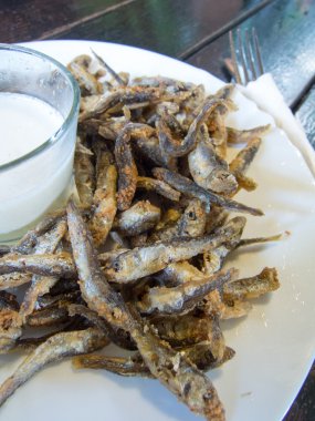 sarımsak sosu mujdei ile kızarmış hamsi