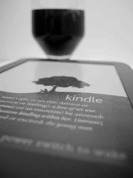eReader ve bir kadeh şarap kindle