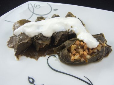 domuz eti asma yaprağı ve ekşi krema doldurulmuş