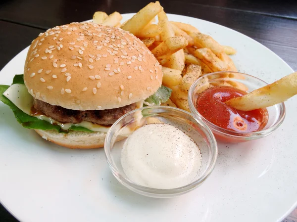 Hamburguesas fritas y salsas — Foto de Stock