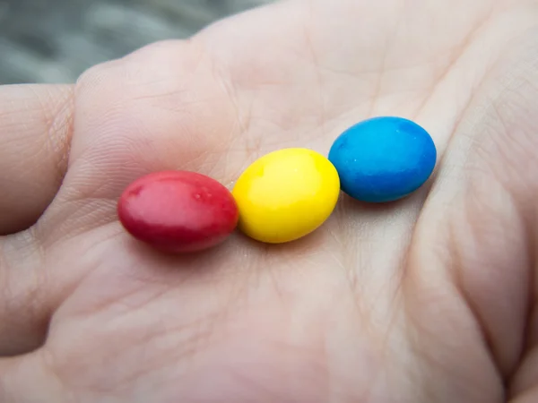 Bonbon al cioccolato tricolore in una mano — Foto Stock