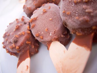 mini çikolata ve fındık dondurma