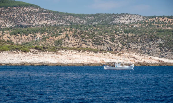 Bateau de pêche sur la mer — Photo