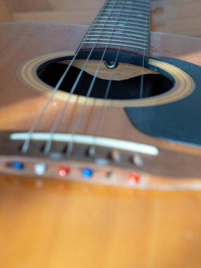 Detaylı akustik gitarın yakın plan görüntüsü
