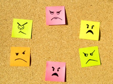 Yapılandırılmış konsept fotoğrafında çeşitli yüzler olan mantar pano