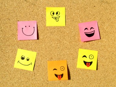 Yapılandırılmış konsept fotoğrafında çeşitli yüzler olan mantar pano