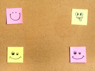 Yapılandırılmış konsept fotoğrafında çeşitli yüzler olan mantar pano