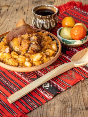 Fasole cu ciolan ya da domuz boğumu ve fasulye, tipik Romanya geleneksel gıdası