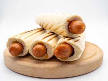 Beyaz arka planda Fransız sosislileri.