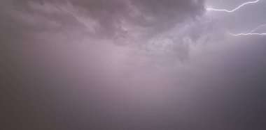 Kara gece gökyüzünde şimşek çakıyor