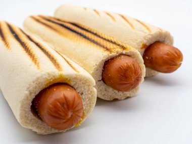 Beyaz arka planda Fransız sosislileri.