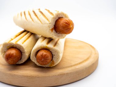 Beyaz arka planda Fransız sosislileri.