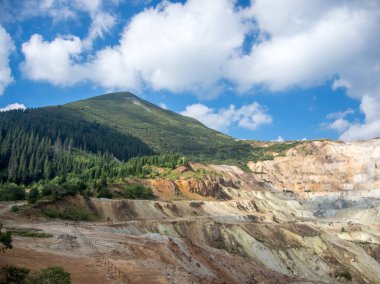 Romanya 'nın Calimani Dağları yakınlarındaki terk edilmiş sülfür maden ocağı