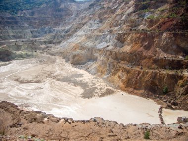 Romanya 'nın Calimani Dağları yakınlarındaki terk edilmiş sülfür maden ocağı
