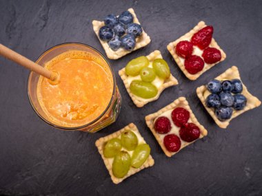 Taze meyve ve meyveli tart tatlı ile portakal suyu ve cam.