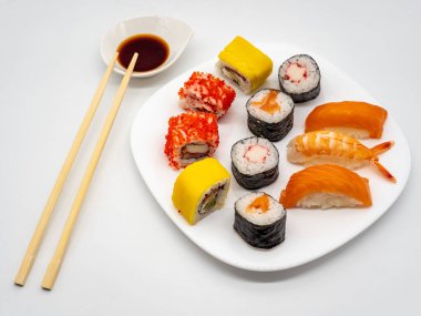 suşi yemek çubukları ile bir plaka üzerinde