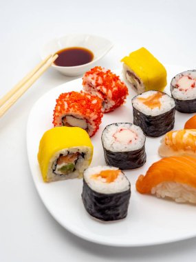 suşi yemek çubukları ile bir plaka üzerinde