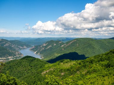 Trescovat 'tan Tuna Nehri manzarası, Romanya
