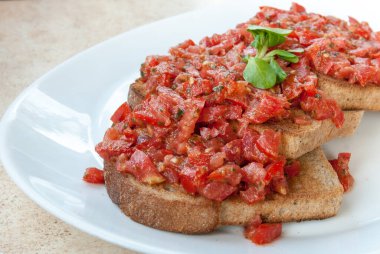 Lezzetli İtalyan usulü domates bruschetta tabakta servis edilir.
