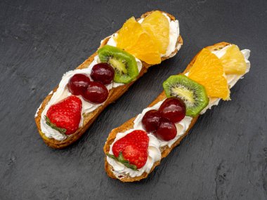 Taze meyve ve meyveli turta.