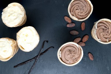 Vanilyalı, çikolatalı, vanilyalı ve kakaolu lezzetli waffle dondurması.