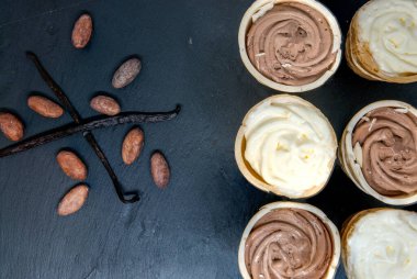 Vanilyalı, çikolatalı, vanilyalı ve kakaolu lezzetli waffle dondurması.