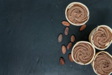 Vanilyalı, çikolatalı, vanilyalı ve kakaolu lezzetli waffle dondurması.