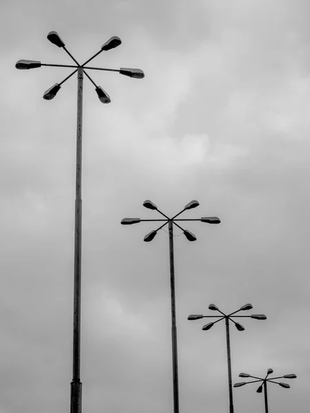 Pólo de luz com seis lâmpadas preto e branco — Fotografia de Stock