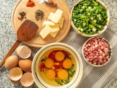 Jambon peynirli omlet ve taze sebze hazırlamak için malzemeler.