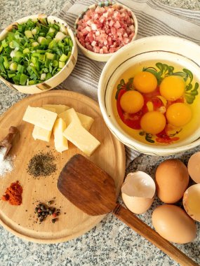 Jambon peynirli omlet ve taze sebze hazırlamak için malzemeler.
