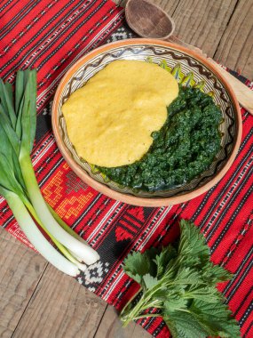 Isırgan otlu, taze sarımsaklı ve polentalı vejetaryen yemeği.