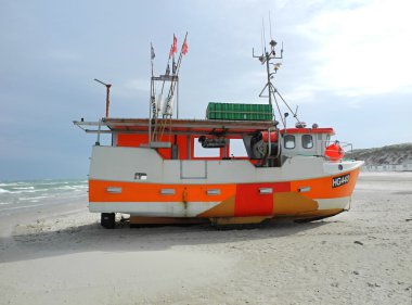 portakal tekne deniz yaz güneşi altında kum ile