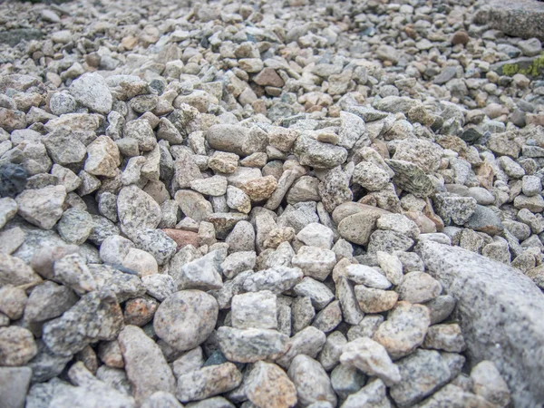 Muitas rochas irregulares no caminho da montanha — Fotografia de Stock