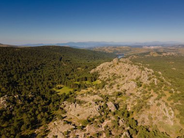 Ağaçlı ve altın saatli bir vadinin hava aracı görüntüsü. Güzel renkler.