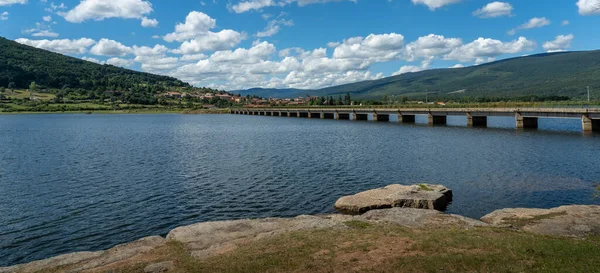 Taşlı, ağaçlı, ipeksi su nehri ve insansız yumuşak ışık tonları.