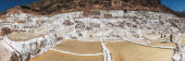 Salzmaras und Muränen in Peru mit weißen Tönen, Berge und Wasser mit viel Salz