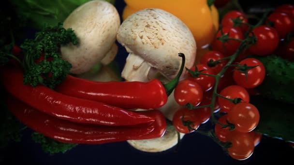 Ainda vida de verduras em uma mesa espelhada . — Vídeo de Stock