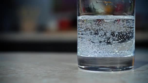 Egy üveg főzőpohárba öntött ásványvíz. — Stock videók