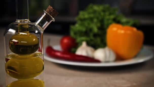 Plantaardige stilleven op de keukentafel. — Stockvideo