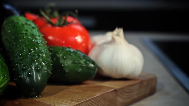 Bodegón de verduras en la mesa de la cocina . — Vídeo de stock