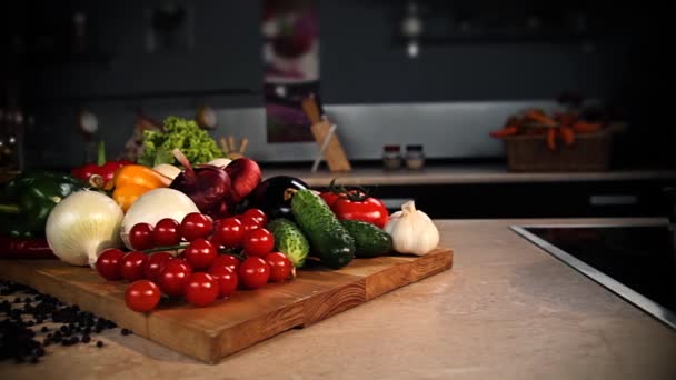 Bodegón de verduras en la mesa de la cocina . — Vídeo de stock